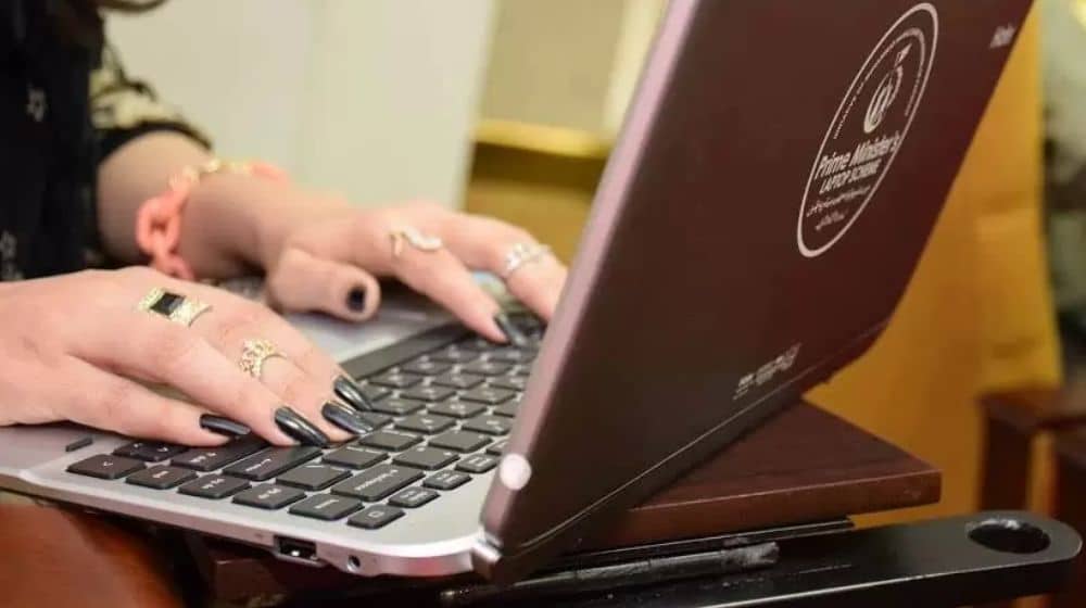 Distribution of 1 Lac Laptops among Young Talent