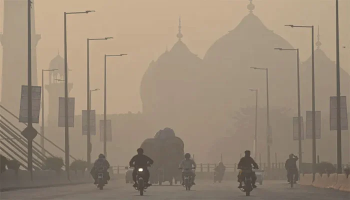 Masks Compulsory in Schools Amid Increasing Smog